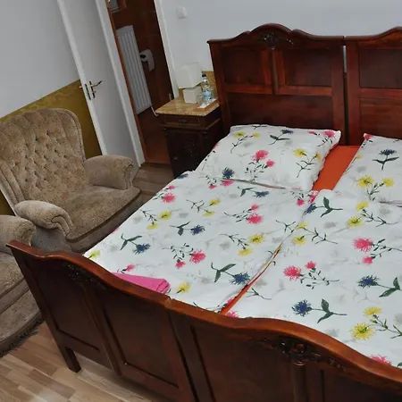 Gloriett Panzio Bed & Breakfast Fertőboz